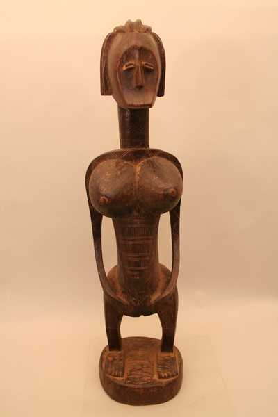 bambara (statue), d`afrique : Mali, statuette bambara (statue), masque ancien africain bambara (statue), art du Mali - Art Africain, collection privées Belgique. Statue africaine de la tribu des bambara (statue), provenant du Mali, 1114/4221.Belle statue  Bambara appelées dyonyeni associé à la société DYO ou à la société KWore.Statue féminine avec de gros seins debout H.80cm.,les mains posés sur l