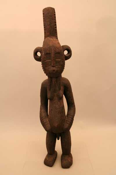 Jukun (statue), d`afrique : Nigéria., statuette Jukun (statue), masque ancien africain Jukun (statue), art du Nigéria. - Art Africain, collection privées Belgique. Statue africaine de la tribu des Jukun (statue), provenant du Nigéria., 1122/4271.statue représentant un ancêtre   royal Yukun.Ces ancêtres recevaient les prémices de la récolte et sortaient également en public lors des sacrifices accomplis,lors d