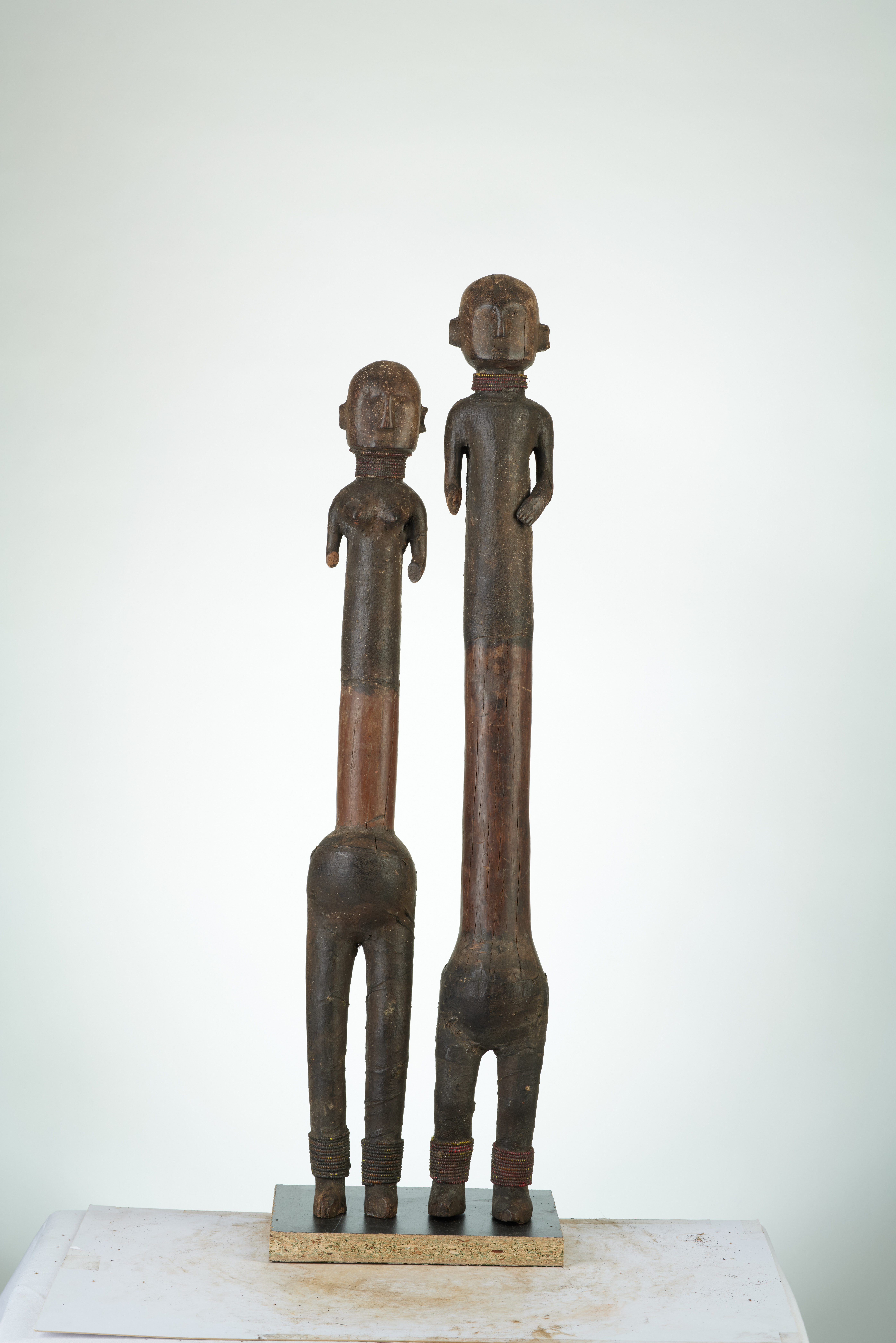 Zaramo(poupées), d`afrique : Tanzanie, statuette Zaramo(poupées), masque ancien africain Zaramo(poupées), art du Tanzanie - Art Africain, collection privées Belgique. Statue africaine de la tribu des Zaramo(poupées), provenant du Tanzanie, 1164/4377.Un couple de statuettes en bois
H.6Ocm.et 64cm.,recouvert de peau comme un débardeur par dessus les épaules et portant un pantalon en cuir par dessous. les statues portent des colliers de très fines perles autour du cou et autour des chevilles.Ces statues étaient données comme porte bonheur aux jeunes mariés.1ère moitié du 20eme sc.ils sont toujours par couple(pères blancs à Lille)Les ZARAMOS vivent en T&anzanie et la Région de DAR ESSALAM (Nafaya)

Een koppel houten beeldjes die gegeven worden als trouw geschenk om geluk te brengen.H.64cm. en 60cm..Ze rijn overtrokken met lederen vel en lederen broek en dragen fijne paleren halsnoeren aan de hals en de henkels. 1ste helft 20ste eeuw.Witte paters in  Rijsel.). art,culture,masque,statue,statuette,pot,ivoire,exposition,expo,masque original,masques,statues,statuettes,pots,expositions,expo,masques originaux,collectionneur d`art,art africain,culture africaine,masque africain,statue africaine,statuette africaine,pot africain,ivoire africain,exposition africain,expo africain,masque origina africainl,masques africains,statues africaines,statuettes africaines,pots africains,expositions africaines,expo africaines,masques originaux  africains,collectionneur d`art africain