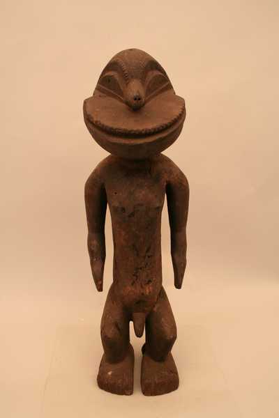 Hemba.(Soko Mutu), d`afrique : Rép.démoncratique du Congo., statuette Hemba.(Soko Mutu), masque ancien africain Hemba.(Soko Mutu), art du Rép.démoncratique du Congo. - Art Africain, collection privées Belgique. Statue africaine de la tribu des Hemba.(Soko Mutu), provenant du Rép.démoncratique du Congo., 1183/4421.Statue anthropomorphe Hemba appelée Soko mutu.Elle représente un homme singe.Ces statues qui sont rares,sont sensés protéger le village.Elles semblent avoir une influence sur la fertilité des champs et protègent les maisons.Elles jouent aussi un rôle lors des rituels funéraires .bois à vieille patine foncée
H.60cm.1ère moitié du 20eme sc.Zône de Kongolo. (Katanga)Ils sont voisins des Luba et Songé.(Minga)

Mensvormig Hemba beeld Soko Mutu,dat een aapmens voorstelt.Deze beelden moeten het dorp beschermen.Ze schijnen een invloed te hebben op de vruchtbaarheid van de landbouw
en beschermen de huizen.Ze spelen ook een rol bij de ritueel van de begrafenissen. 60cm.H.1ste helft van de 20ste eeuw.KONGOLO streek zone(Katanga)Ze zijn buren van de Luba en de Songe.




. art,culture,masque,statue,statuette,pot,ivoire,exposition,expo,masque original,masques,statues,statuettes,pots,expositions,expo,masques originaux,collectionneur d`art,art africain,culture africaine,masque africain,statue africaine,statuette africaine,pot africain,ivoire africain,exposition africain,expo africain,masque origina africainl,masques africains,statues africaines,statuettes africaines,pots africains,expositions africaines,expo africaines,masques originaux  africains,collectionneur d`art africain