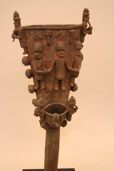  br.   Bénin (sceptre), d`afrique : Benin, statuette  br.   Bénin (sceptre), masque ancien africain  br.   Bénin (sceptre), art du Benin - Art Africain, collection privées Belgique. Statue africaine de la tribu des  br.   Bénin (sceptre), provenant du Benin, 1188/4430.Véritable sceptre royal de OBA du Bénin.en bronze.XVIeme sc.H.t.43cm.Le sceptre était sans doute posés sur une cane de chef,
car le dessous est formé d