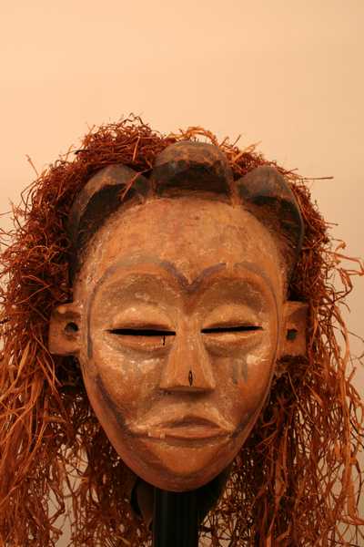 Kwese(masque), d`afrique : Rép.démoncratique du Congo., statuette Kwese(masque), masque ancien africain Kwese(masque), art du Rép.démoncratique du Congo. - Art Africain, collection privées Belgique. Statue africaine de la tribu des Kwese(masque), provenant du Rép.démoncratique du Congo., 1206/4472.Très beau masque KWESE H.20cm.Il a une coiffure en trois coques.Le visage en forme de coeur,Les yeux mi-clos,des scarifications sous les yeux.Le masque est convexe avec la face concave.Polychrome en 
orange,blanc,noir.Le tout entouré de raphia par dessus et un tissu lilla au menton.début du 20eme sc.(Minga)

Heel mooie Kwese masker.20cm.h.DE haartooi met drie kammen.Het hoofd cocave(bol) en het aangezicht convexe(hol),in polychroom,  oranje,wit en Zwart en omringd met raphia en stof in lilla vezel.Scarificaties onder de half gesloten ogen.1ste helft 20ste eeuw.




. art,culture,masque,statue,statuette,pot,ivoire,exposition,expo,masque original,masques,statues,statuettes,pots,expositions,expo,masques originaux,collectionneur d`art,art africain,culture africaine,masque africain,statue africaine,statuette africaine,pot africain,ivoire africain,exposition africain,expo africain,masque origina africainl,masques africains,statues africaines,statuettes africaines,pots africains,expositions africaines,expo africaines,masques originaux  africains,collectionneur d`art africain