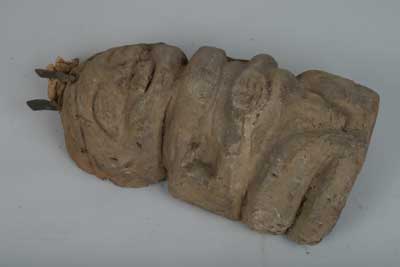  T.C.    Kissi, d`afrique : Sierra Leone, statuette  T.C.    Kissi, masque ancien africain  T.C.    Kissi, art du Sierra Leone - Art Africain, collection privées Belgique. Statue africaine de la tribu des  T.C.    Kissi, provenant du Sierra Leone, 134/695.Statue de pierre anthropomorphe trouvé dans les champs ou la rivière dans la région de Saqa.Les Kissi appellent ces statues Pombo(= décédés).Les Mendé les appellent Nomili.Actuellement,ils les placent sur des autels dans des petites cases  où elles reçoivent des libations dans le but d