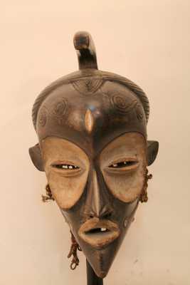 Luluwa(masque), d`afrique : Rép.dém. du Congo-Angola., statuette Luluwa(masque), masque ancien africain Luluwa(masque), art du Rép.dém. du Congo-Angola. - Art Africain, collection privées Belgique. Statue africaine de la tribu des Luluwa(masque), provenant du Rép.dém. du Congo-Angola., 1357/5349.Beau masque Luluwa(Lulua)H.t.39cm.
Les masques Luluwa sont fort décorés avec des scarifications.Ils ont des grands yeux  en amande mis en évidence par des grands cercles blancs et un menton pointu.Les masques sont utilisé lors des rites de circoncision et lors des finérailles de notables.Bois à patine noire,les yeux et la bouche blanche(caolin) ,vieux filet de fibres.1ère moitié du 20eme sc.(Minga)

De Luluwa maskers zijn overvloedig versierd (gescarifieerd).Ze hebben grote amandel ogen omringd door grote witte cirkel.Een scherpe kin en een houten hoorn op het hoofd.Hij wordt gebruikt bij de besnijdenis en op begrafenissen van hoog geplaatsten
1ste helft 20ste eeuw.. art,culture,masque,statue,statuette,pot,ivoire,exposition,expo,masque original,masques,statues,statuettes,pots,expositions,expo,masques originaux,collectionneur d`art,art africain,culture africaine,masque africain,statue africaine,statuette africaine,pot africain,ivoire africain,exposition africain,expo africain,masque origina africainl,masques africains,statues africaines,statuettes africaines,pots africains,expositions africaines,expo africaines,masques originaux  africains,collectionneur d`art africain