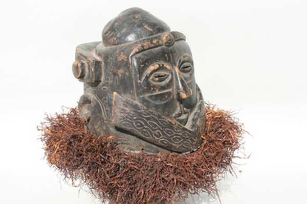 KUBA( gr. masque ) , d`afrique : rep.dem.Congo, statuette KUBA( gr. masque ) , masque ancien africain KUBA( gr. masque ) , art du rep.dem.Congo - Art Africain, collection privées Belgique. Statue africaine de la tribu des KUBA( gr. masque ) , provenant du rep.dem.Congo, 1421/1103.Très ancien masque Kuba:il ressemble au masque moshambwooy,du nom de LAPUKPUK,mais il est complètement en bois.Le visage,face plate,le pourtour est garni de dessin de cauris surtout la partie inférieure qui est élargie en mâchoire,à l