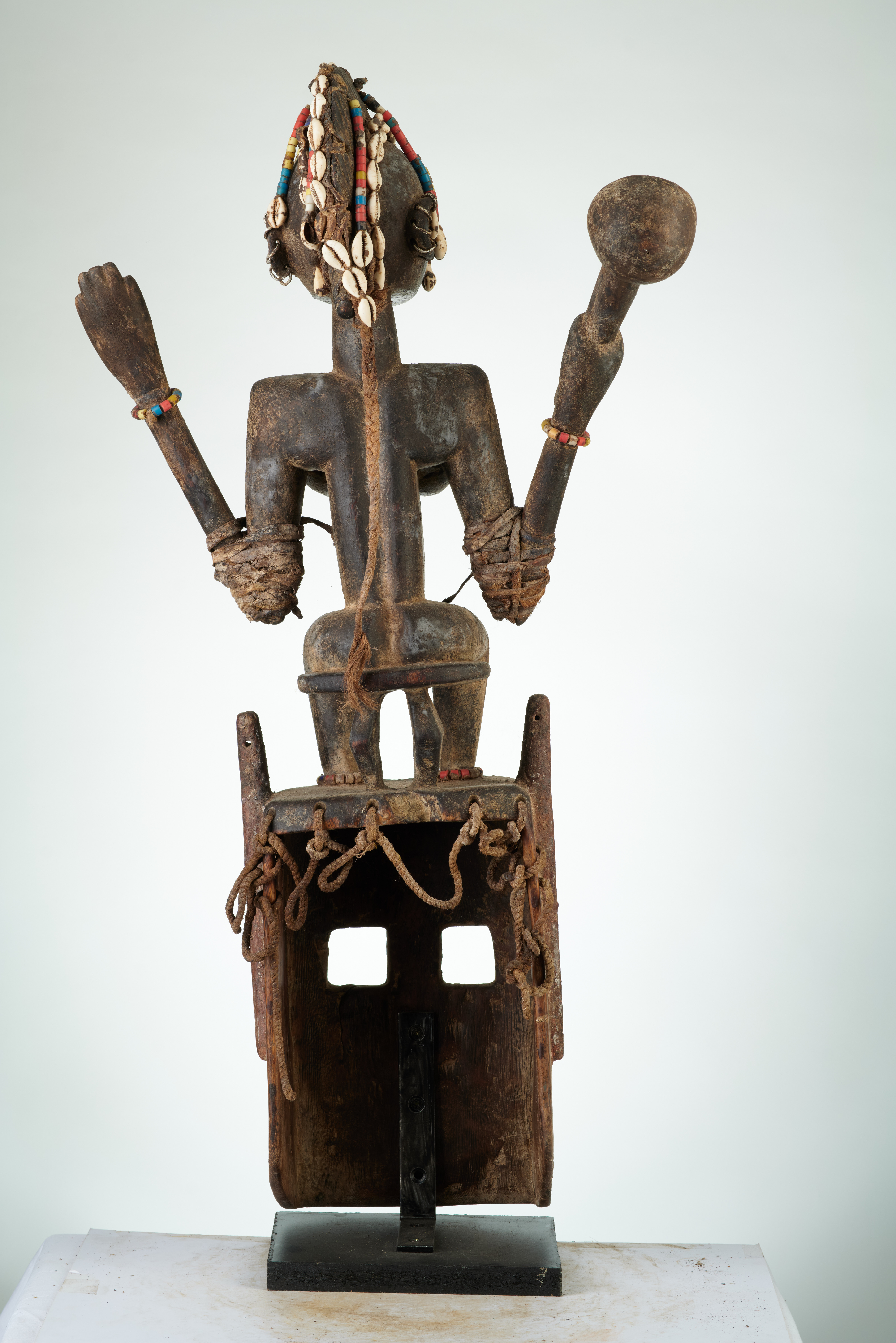 Dogon(masque), d`afrique : Mali, statuette Dogon(masque), masque ancien africain Dogon(masque), art du Mali - Art Africain, collection privées Belgique. Statue africaine de la tribu des Dogon(masque), provenant du Mali, 1434/1150.Masque Dogon Satimbe représentant la première Yasiguine,soeur des masques,unique femme autorisée à participer à la cérémonie du Sigui.Masque de h.30cm et une femme assise de h.65cm.Elle a les avant-bras attaché avec des cordes,amovibles.Ses oreilles et sa crête sont entourés d
