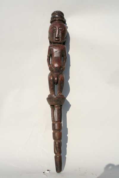 Bembe(baton de chef), d`afrique : rep.dem.Congo, statuette Bembe(baton de chef), masque ancien africain Bembe(baton de chef), art du rep.dem.Congo - Art Africain, collection privées Belgique. Statue africaine de la tribu des Bembe(baton de chef), provenant du rep.dem.Congo, 1435/1157.Bâton sculpté de chef Bembe h.78cm
Il représente un ancêtre debout,les bras le long du corps et les jambes légèrement fléchies.milieu du 20eme sc.Minga)

Gezagsstaf van een Bembe chef. Hij vertoond
een rechtstaande voorouder met de armen langs het lichaam,de benen lichtjes geplooid
 midden de 20ste eeuw.. art,culture,masque,statue,statuette,pot,ivoire,exposition,expo,masque original,masques,statues,statuettes,pots,expositions,expo,masques originaux,collectionneur d`art,art africain,culture africaine,masque africain,statue africaine,statuette africaine,pot africain,ivoire africain,exposition africain,expo africain,masque origina africainl,masques africains,statues africaines,statuettes africaines,pots africains,expositions africaines,expo africaines,masques originaux  africains,collectionneur d`art africain
