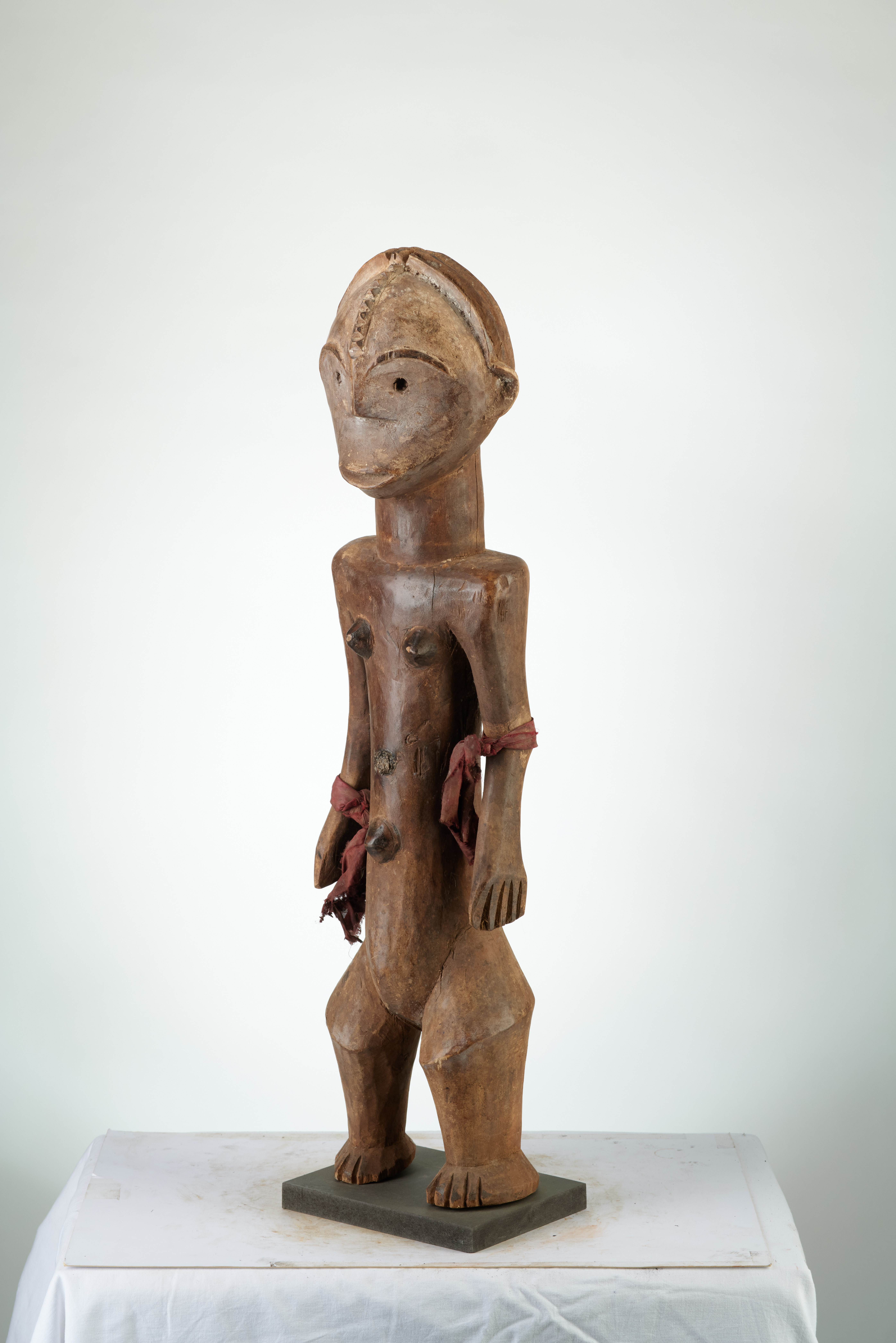 Mgbaka (statue), d`afrique : Rép.démoncratique du Congo., statuette Mgbaka (statue), masque ancien africain Mgbaka (statue), art du Rép.démoncratique du Congo. - Art Africain, collection privées Belgique. Statue africaine de la tribu des Mgbaka (statue), provenant du Rép.démoncratique du Congo., 1526/B83.cette sculpture représente probablement Nabo la soeur-épouse de Seto,héros mythologique,qui joue un rôle de premier plan dans la vie quotidienne des Ngbaka.du mariage incestueux de Seto et Nabo
naquit Ngambe H.67cm.bois ,fibres tissu rouge,caolin et tukula rouge.1ère moitié  du 20eme sc.(col.Minga Zaire 1964)

Voorouderbeeld Mgbaka,stelt waarschijnlijk Nabo voor de zuster en vrouw van Seto,die een grote invloed heeft op de Mgbaka. H.67cm.hout,rood gekleurd met Tekula.rode stoffen.(col.Minga Zaire 1964.). art,culture,masque,statue,statuette,pot,ivoire,exposition,expo,masque original,masques,statues,statuettes,pots,expositions,expo,masques originaux,collectionneur d`art,art africain,culture africaine,masque africain,statue africaine,statuette africaine,pot africain,ivoire africain,exposition africain,expo africain,masque origina africainl,masques africains,statues africaines,statuettes africaines,pots africains,expositions africaines,expo africaines,masques originaux  africains,collectionneur d`art africain