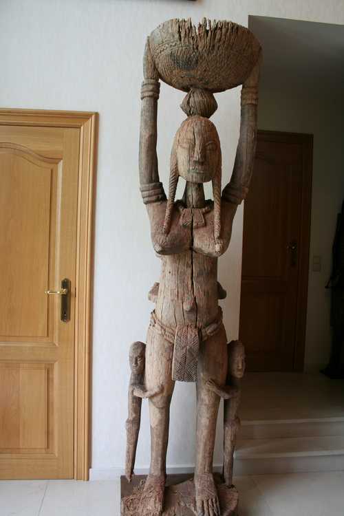 Bambara ( gr.   Guandusu), d`afrique : Mali, statuette Bambara ( gr.   Guandusu), masque ancien africain Bambara ( gr.   Guandusu), art du Mali - Art Africain, collection privées Belgique. Statue africaine de la tribu des Bambara ( gr.   Guandusu), provenant du Mali, 1554/4156A.Très rare et ancienne statue de maternité appelée GUANDUSU (Bambara)H.2m35. Elle reprsente une femme avec ses trois enfants et portant une bassine sur la tête.
Elle se trouvait au milieu du village de KELIA,lors des fêtes de Dyo et le rituel GWAN lié à la fécondité et prospérité.De style naturaliste,le corps massif, les épaules larges,les traits du visage traités avec douceur et le soucis du détail.Bois fort érodé.18eme ou même plus vieux.La grande statue vient de Kélia MALI et appartenait à la famille SINAGNOGON BAKAYOKO.Elle a été vendu par Silla Mahamadou grand antiquaire à Bamako.Elle servait tous les village Kélia; Woulou; Kréfinala;Schienro et la grande ville Bougouni.(col Nafaya). art,culture,masque,statue,statuette,pot,ivoire,exposition,expo,masque original,masques,statues,statuettes,pots,expositions,expo,masques originaux,collectionneur d`art,art africain,culture africaine,masque africain,statue africaine,statuette africaine,pot africain,ivoire africain,exposition africain,expo africain,masque origina africainl,masques africains,statues africaines,statuettes africaines,pots africains,expositions africaines,expo africaines,masques originaux  africains,collectionneur d`art africain