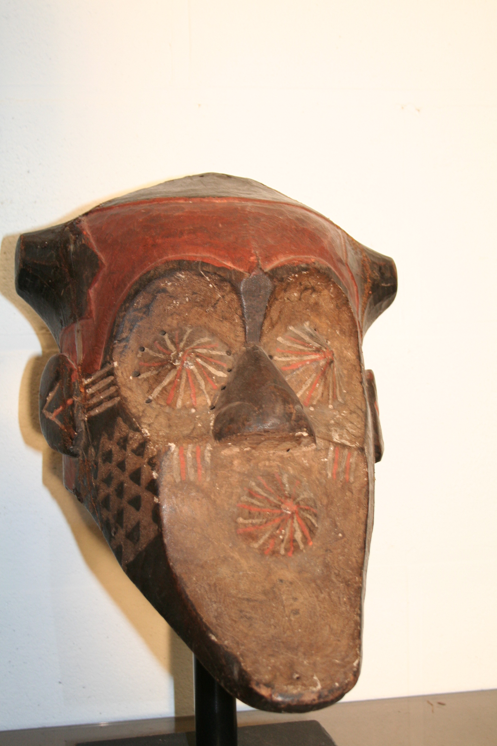 kuba -(Kete), d`afrique : R.d.du Congo, statuette kuba -(Kete), masque ancien africain kuba -(Kete), art du R.d.du Congo - Art Africain, collection privées Belgique. Statue africaine de la tribu des kuba -(Kete), provenant du R.d.du Congo, 1652: Vieux masque kete du nord;1ère moitié du 20eme sc.h.50cm.le masque a une coiffe avec 2 lobes noirs;le visage est concave avec les yeux et la bouche coniques exorbités et striés,le tout décoré de pigments rouges et noirs;Le menton est allongé.(col.Minga Kin.)

Oud Kete masker uit het noorden;eerste helft 20ste eeuw. 50cm.h.Het masker heeft een zwarte haartooi;een concaaf gezicht met kegelvormige gestreepte  ogen en mond;alles met rood en zwart geverfd. en een lang kin.
(col. Minga Kin.). art,culture,masque,statue,statuette,pot,ivoire,exposition,expo,masque original,masques,statues,statuettes,pots,expositions,expo,masques originaux,collectionneur d`art,art africain,culture africaine,masque africain,statue africaine,statuette africaine,pot africain,ivoire africain,exposition africain,expo africain,masque origina africainl,masques africains,statues africaines,statuettes africaines,pots africains,expositions africaines,expo africaines,masques originaux  africains,collectionneur d`art africain