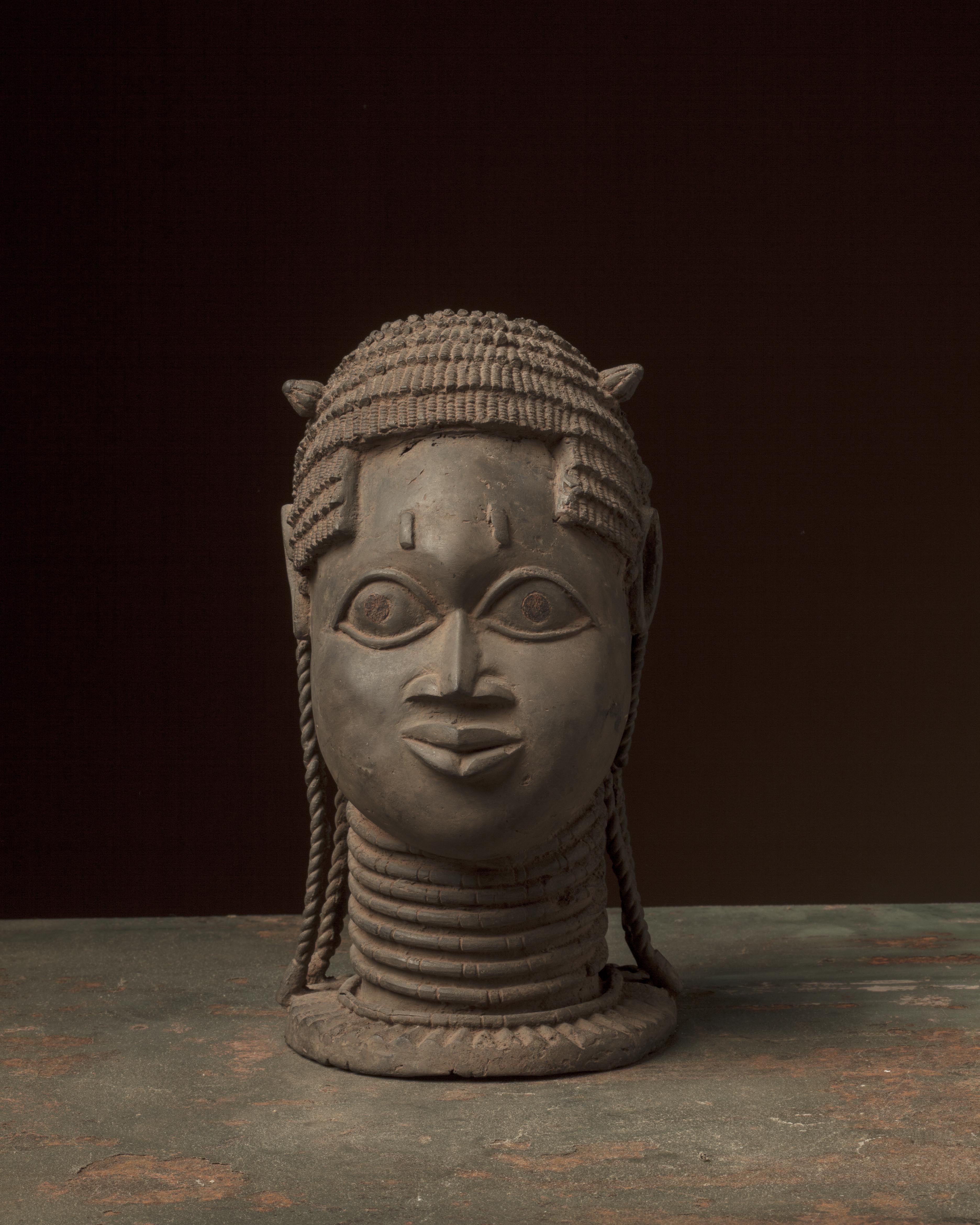  br. Bénin (tête reine), d`afrique : Nigéria, statuette  br. Bénin (tête reine), masque ancien africain  br. Bénin (tête reine), art du Nigéria - Art Africain, collection privées Belgique. Statue africaine de la tribu des  br. Bénin (tête reine), provenant du Nigéria, 1720 Tête commémorative de la reine mère.Elle porte un collier de 8 rang.Sur sa tête il y a de chaque côté une perle insigne de sa dignité 17eme sc.anc.Sylla Lamceini)

Herdenkings hoofd van een konigs moeder .Ze draagt een 8 rijen halssnoer.Langs beide zeiden op haar hoofd heeft ze een parel die haarwaardigheid aanduid.17de eeuw (oud.col.Sylla Lamceini.)

. art,culture,masque,statue,statuette,pot,ivoire,exposition,expo,masque original,masques,statues,statuettes,pots,expositions,expo,masques originaux,collectionneur d`art,art africain,culture africaine,masque africain,statue africaine,statuette africaine,pot africain,ivoire africain,exposition africain,expo africain,masque origina africainl,masques africains,statues africaines,statuettes africaines,pots africains,expositions africaines,expo africaines,masques originaux  africains,collectionneur d`art africain