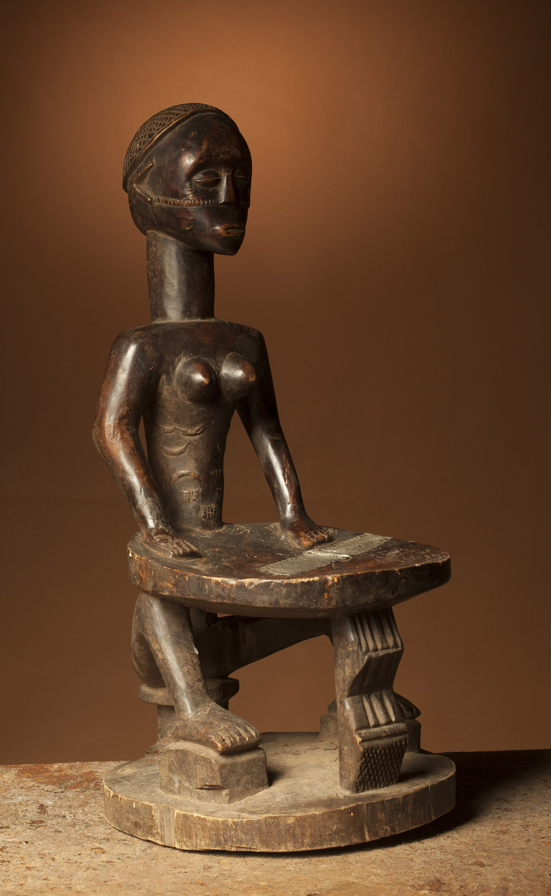 TABWA ( femme à siège), d`afrique : R.D.Congo, statuette TABWA ( femme à siège), masque ancien africain TABWA ( femme à siège), art du R.D.Congo - Art Africain, collection privées Belgique. Statue africaine de la tribu des TABWA ( femme à siège), provenant du R.D.Congo, 1741:Très beau siège de chef Tabwa,fait en une seule pièce. 1ere moitié du 20eme sc.Il représente une femme  assise qui soutient un plateau posé sur ses genoux.Son corps est scarifié (col Leon Verwilghen)

Buitengewoon mooie chef Tabwa stoel. Hij stelt een zittende vrouw voor die een zitblad vasthoud en het met beide knieën ondersteunt. Het lichaam is gesculpteerd met scarificaties.Eerste helft 20ste eeuw. (Col. Léon Verwilghen)
. art,culture,masque,statue,statuette,pot,ivoire,exposition,expo,masque original,masques,statues,statuettes,pots,expositions,expo,masques originaux,collectionneur d`art,art africain,culture africaine,masque africain,statue africaine,statuette africaine,pot africain,ivoire africain,exposition africain,expo africain,masque origina africainl,masques africains,statues africaines,statuettes africaines,pots africains,expositions africaines,expo africaines,masques originaux  africains,collectionneur d`art africain