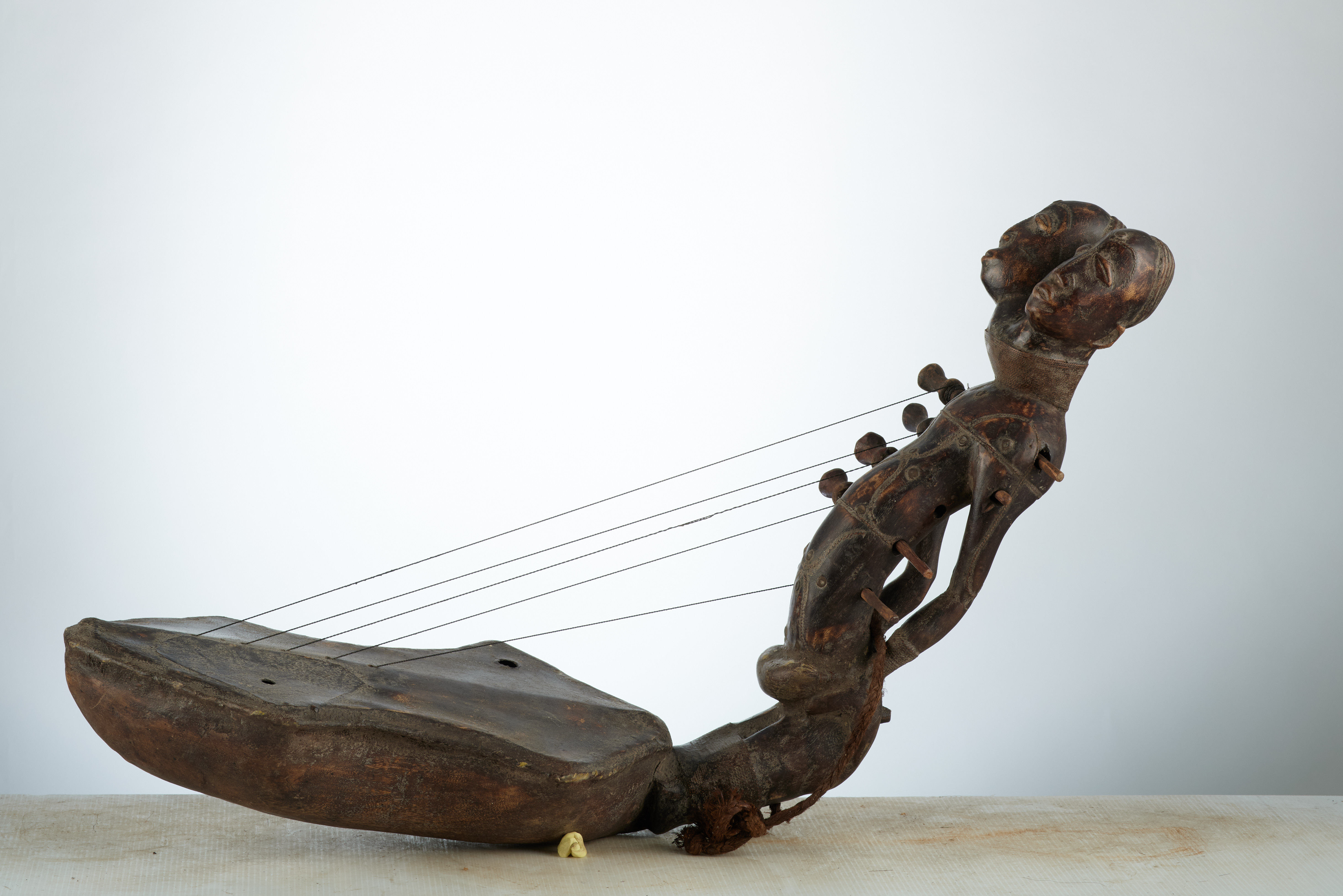 Mangbetu ( harpe ), d`afrique : rep.dem.Congo, statuette Mangbetu ( harpe ), masque ancien africain Mangbetu ( harpe ), art du rep.dem.Congo - Art Africain, collection privées Belgique. Statue africaine de la tribu des Mangbetu ( harpe ), provenant du rep.dem.Congo, 1921:Instrument de musique Mangbetu .Harpe anthropomorphe cordophone à 5 cordes,sculpté à double tête. (col. Minga zaire 1971) milieu du 20eme sc.. art,culture,masque,statue,statuette,pot,ivoire,exposition,expo,masque original,masques,statues,statuettes,pots,expositions,expo,masques originaux,collectionneur d`art,art africain,culture africaine,masque africain,statue africaine,statuette africaine,pot africain,ivoire africain,exposition africain,expo africain,masque origina africainl,masques africains,statues africaines,statuettes africaines,pots africains,expositions africaines,expo africaines,masques originaux  africains,collectionneur d`art africain