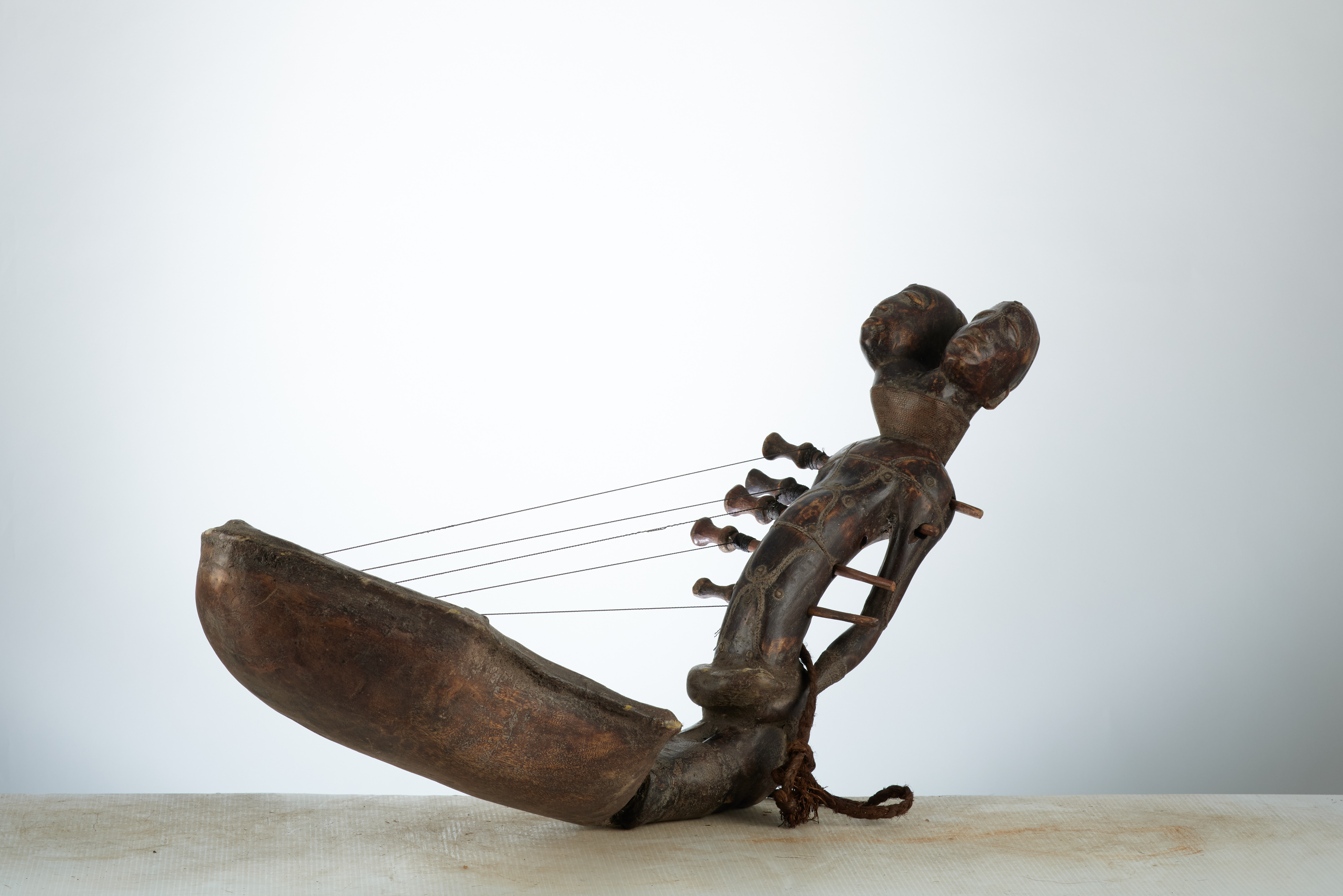 Mangbetu ( harpe ), d`afrique : rep.dem.Congo, statuette Mangbetu ( harpe ), masque ancien africain Mangbetu ( harpe ), art du rep.dem.Congo - Art Africain, collection privées Belgique. Statue africaine de la tribu des Mangbetu ( harpe ), provenant du rep.dem.Congo, 1921:Instrument de musique Mangbetu .Harpe anthropomorphe cordophone à 5 cordes,sculpté à double tête. (col. Minga zaire 1971) milieu du 20eme sc.. art,culture,masque,statue,statuette,pot,ivoire,exposition,expo,masque original,masques,statues,statuettes,pots,expositions,expo,masques originaux,collectionneur d`art,art africain,culture africaine,masque africain,statue africaine,statuette africaine,pot africain,ivoire africain,exposition africain,expo africain,masque origina africainl,masques africains,statues africaines,statuettes africaines,pots africains,expositions africaines,expo africaines,masques originaux  africains,collectionneur d`art africain