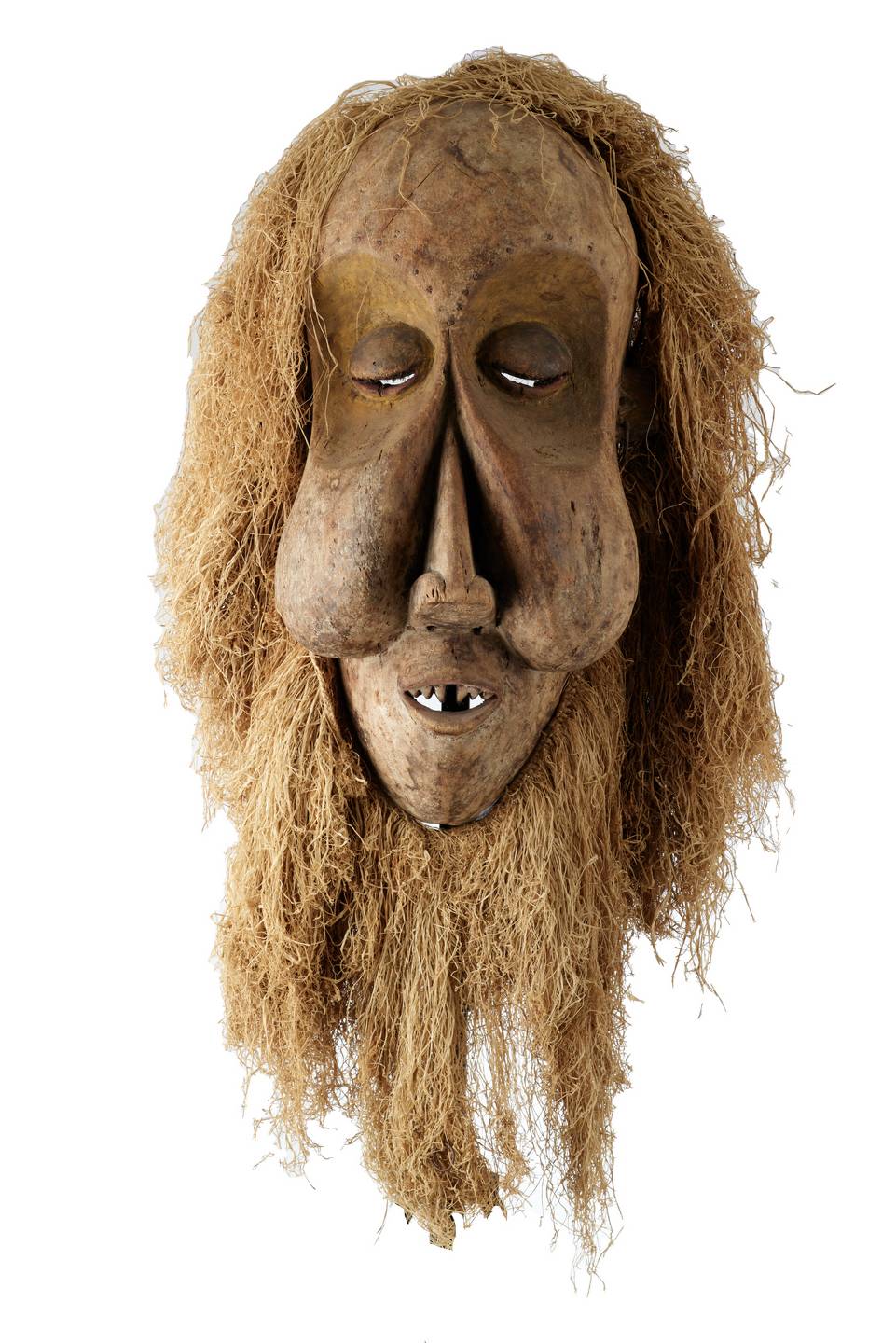 Yaka.(Masque) n°1971, d`afrique : R.D.C., statuette Yaka.(Masque) n°1971, masque ancien africain Yaka.(Masque) n°1971, art du R.D.C. - Art Africain, collection privées Belgique. Statue africaine de la tribu des Yaka.(Masque) n°1971, provenant du R.D.C., 1971: Vieux masque KAKUNGU que on trouve chez les Yaka et les Suku;masque de 72cm.h.avec des grosses joues gonflées, de grands yeux,une coiffure dense en rafia. Anciennement le bas des joues et le menton étaient couvert de Kaolin blanc.masque représentant l