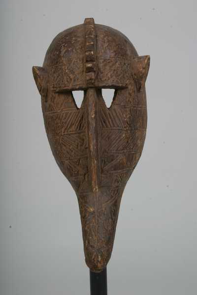 Bambara (masque) , d`afrique : Mali, statuette Bambara (masque) , masque ancien africain Bambara (masque) , art du Mali - Art Africain, collection privées Belgique. Statue africaine de la tribu des Bambara (masque) , provenant du Mali, 204/728 masqueKorè hyena:Suruku h.39cm.bois naturel.Une crête au milieu,avec un long, fin nez dans le prolongement.Des scarifications sur tout le visage.1ère moitié du 20eme sc.
(pères blancs). art,culture,masque,statue,statuette,pot,ivoire,exposition,expo,masque original,masques,statues,statuettes,pots,expositions,expo,masques originaux,collectionneur d`art,art africain,culture africaine,masque africain,statue africaine,statuette africaine,pot africain,ivoire africain,exposition africain,expo africain,masque origina africainl,masques africains,statues africaines,statuettes africaines,pots africains,expositions africaines,expo africaines,masques originaux  africains,collectionneur d`art africain