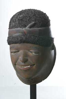 Makonde.(masque), d`afrique : Tanzanie, statuette Makonde.(masque), masque ancien africain Makonde.(masque), art du Tanzanie - Art Africain, collection privées Belgique. Statue africaine de la tribu des Makonde.(masque), provenant du Tanzanie, 272/63 Masque heaume MAKONDE.h. 24cm.Un turban avec un noeud dans les  vrais cheveux implantés.Très beau masque avec un superbe sourire.1ère moitié du 20eme sc.
(Sand 1975.bruxelles). art,culture,masque,statue,statuette,pot,ivoire,exposition,expo,masque original,masques,statues,statuettes,pots,expositions,expo,masques originaux,collectionneur d`art,art africain,culture africaine,masque africain,statue africaine,statuette africaine,pot africain,ivoire africain,exposition africain,expo africain,masque origina africainl,masques africains,statues africaines,statuettes africaines,pots africains,expositions africaines,expo africaines,masques originaux  africains,collectionneur d`art africain