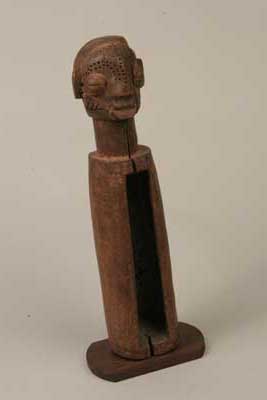 Yaka (tabourin), d`afrique : Rép. dém. Congo (Zaire), statuette Yaka (tabourin), masque ancien africain Yaka (tabourin), art du Rép. dém. Congo (Zaire) - Art Africain, collection privées Belgique. Statue africaine de la tribu des Yaka (tabourin), provenant du Rép. dém. Congo (Zaire), 518/911Tambour à fente anthropomorphe L.43cm.coiffure avec des stries en arrière, des yeux globuleux,un nez plat et des scarifications sur le visage.1ère moitié du 20eme sc.(Minga)

Gepleten Yaka trommel met mensen hoofd.43cm.
L.De haartooi is met strepen naar achter, een platte neus,bollige ogen en scarificaties in het aangezicht.1ste helft 20ste eeuw.








. art,culture,masque,statue,statuette,pot,ivoire,exposition,expo,masque original,masques,statues,statuettes,pots,expositions,expo,masques originaux,collectionneur d`art,art africain,culture africaine,masque africain,statue africaine,statuette africaine,pot africain,ivoire africain,exposition africain,expo africain,masque origina africainl,masques africains,statues africaines,statuettes africaines,pots africains,expositions africaines,expo africaines,masques originaux  africains,collectionneur d`art africain