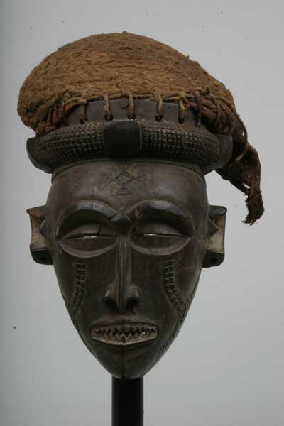 tchokwe (masque), d`afrique : rép. dém. du Congo.-Angola, statuette tchokwe (masque), masque ancien africain tchokwe (masque), art du rép. dém. du Congo.-Angola - Art Africain, collection privées Belgique. Statue africaine de la tribu des tchokwe (masque), provenant du rép. dém. du Congo.-Angola, 571/372.masque tchokwe h.26cm.sans la coiffure de fibres tressées.Mwana pwo symbolise l