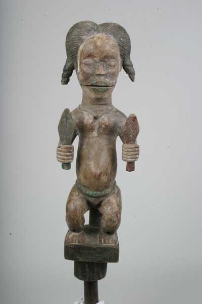 Ogoni (marionette), d`afrique : Nigéria., statuette Ogoni (marionette), masque ancien africain Ogoni (marionette), art du Nigéria. - Art Africain, collection privées Belgique. Statue africaine de la tribu des Ogoni (marionette), provenant du Nigéria., 621/289.Vieille Marionette Ogoni.Elles étaient utilisées pour les divertissements.
H.sans la poignée 60cm.+19cm de poignée. Elle a une tige en fer dans le dos,qui fait bouger la machoire articulée.Dans la machoire sont insérées des dents de bois. Bois,tissus,pigments:noir,blanc,rouge,vert et du fer. première moitié du  20eme sc.(Nafaya). art,culture,masque,statue,statuette,pot,ivoire,exposition,expo,masque original,masques,statues,statuettes,pots,expositions,expo,masques originaux,collectionneur d`art,art africain,culture africaine,masque africain,statue africaine,statuette africaine,pot africain,ivoire africain,exposition africain,expo africain,masque origina africainl,masques africains,statues africaines,statuettes africaines,pots africains,expositions africaines,expo africaines,masques originaux  africains,collectionneur d`art africain