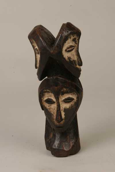 Lega (statue), d`afrique : Rép. dém. Congo (Zaire), statuette Lega (statue), masque ancien africain Lega (statue), art du Rép. dém. Congo (Zaire) - Art Africain, collection privées Belgique. Statue africaine de la tribu des Lega (statue), provenant du Rép. dém. Congo (Zaire), 661/97 Statue à 4 visages;bois pigment noir ,caolin blanc h.33cm.Elle représente SAKIMATWEMATWE,seigneur à plusieurs têtes
voir ethiek en schoonheid de Daniel Biebuyck. Cat.67-P.126.Les Lega peuvent avoir plusieurs explications pour une même pièce.bois,kaolin,patine brun foncée;1ère moitié du 20eme sc.(Verwilghen)

Lega beeld met vier gezichten 33cm.h.Het stelt Sikimatwematwe voor,de heer met veel gezichten zie ethiek en schoonheid Lega van Daniel Biebuyck cat 67-blz.126.De Lega hebben dikwijls verscheidene verklaringen voor hetzelfde stuk.Hout,kaolin,donker bruine patina.1ste helft 20ste eeuw.








Lega beeld met vier gezichten. Het stelt
















. art,culture,masque,statue,statuette,pot,ivoire,exposition,expo,masque original,masques,statues,statuettes,pots,expositions,expo,masques originaux,collectionneur d`art,art africain,culture africaine,masque africain,statue africaine,statuette africaine,pot africain,ivoire africain,exposition africain,expo africain,masque origina africainl,masques africains,statues africaines,statuettes africaines,pots africains,expositions africaines,expo africaines,masques originaux  africains,collectionneur d`art africain