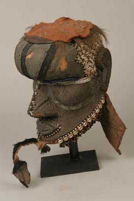 Kuba (masque), d`afrique : Rép. dém. Congo (Zaire), statuette Kuba (masque), masque ancien africain Kuba (masque), art du Rép. dém. Congo (Zaire) - Art Africain, collection privées Belgique. Statue africaine de la tribu des Kuba (masque), provenant du Rép. dém. Congo (Zaire), 677/ très ancien masque bwoom, royal Kuba acheté en 1964 à Minga(prince bushoog)et antiquaire connu à Kinshasa.Essentiellement sculpté en bois en forme de casque et recouvert de cuivre ,orné de nombreux cauris,de perles et d
