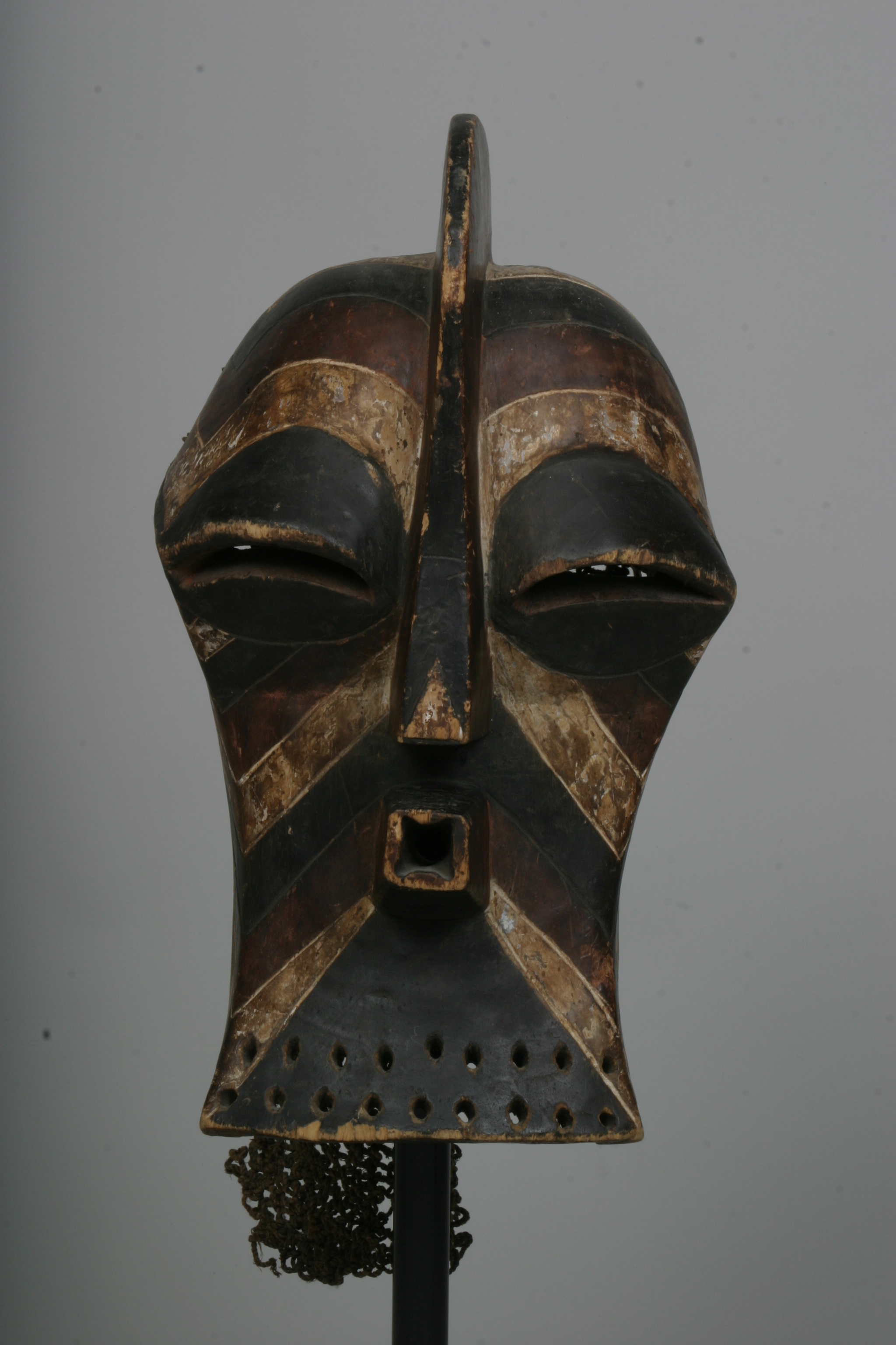 songye(masque), d`afrique : Rép. dém. Congo (Zaire), statuette songye(masque), masque ancien africain songye(masque), art du Rép. dém. Congo (Zaire) - Art Africain, collection privées Belgique. Statue africaine de la tribu des songye(masque), provenant du Rép. dém. Congo (Zaire), 685/112 Masque kifwébé sculpté avec une crête centrale généralement masculin(lisse 
s