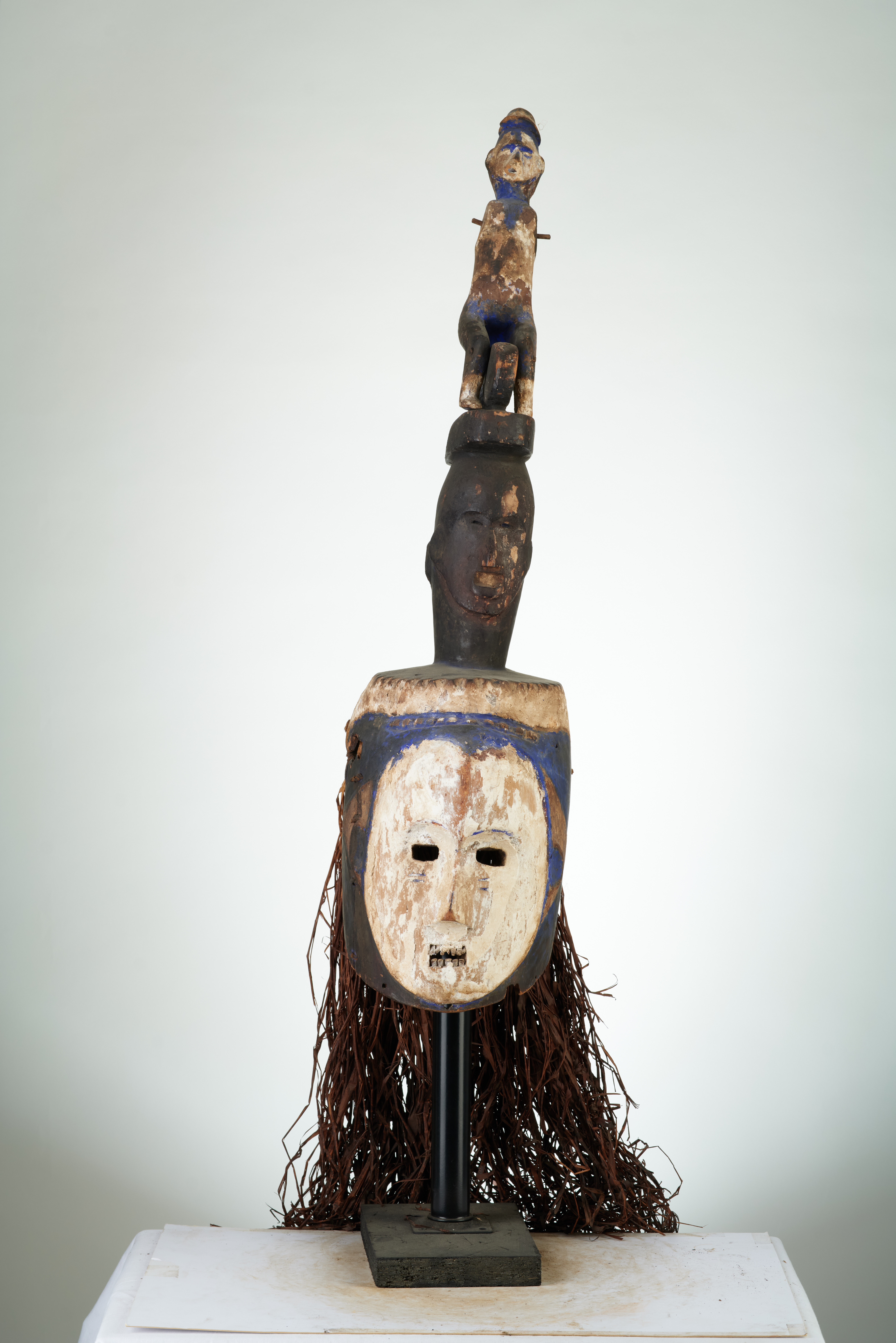  IGbo (masque), d`afrique : Nigéria, statuette  IGbo (masque), masque ancien africain  IGbo (masque), art du Nigéria - Art Africain, collection privées Belgique. Statue africaine de la tribu des  IGbo (masque), provenant du Nigéria, 716/412Masque au visage blanc ,masque féminin aux traits fins  et bénéfiques,surmonté de multiples figures utilisés dans les régions Igbo,les oreilles sont absentes, ce qui fait penser que c