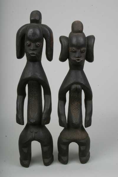 Mumuyé.(statues), d`afrique : Nigéria., statuette Mumuyé.(statues), masque ancien africain Mumuyé.(statues), art du Nigéria. - Art Africain, collection privées Belgique. Statue africaine de la tribu des Mumuyé.(statues), provenant du Nigéria., 77/232 Statues iagalagana,Couple de Mumuyés homme et femme debout,les bras le long du corps.Elles étaient gardées dans une maison
apartLeur fonction est moins connue.Elles  pouvaient servir pour la divination,les guerisseurs,comme justicier et même comme faiseur de pluie.1ère moitié du 20eme sc.
h.63cm.et 58cm.(pères blancs). art,culture,masque,statue,statuette,pot,ivoire,exposition,expo,masque original,masques,statues,statuettes,pots,expositions,expo,masques originaux,collectionneur d`art,art africain,culture africaine,masque africain,statue africaine,statuette africaine,pot africain,ivoire africain,exposition africain,expo africain,masque origina africainl,masques africains,statues africaines,statuettes africaines,pots africains,expositions africaines,expo africaines,masques originaux  africains,collectionneur d`art africain