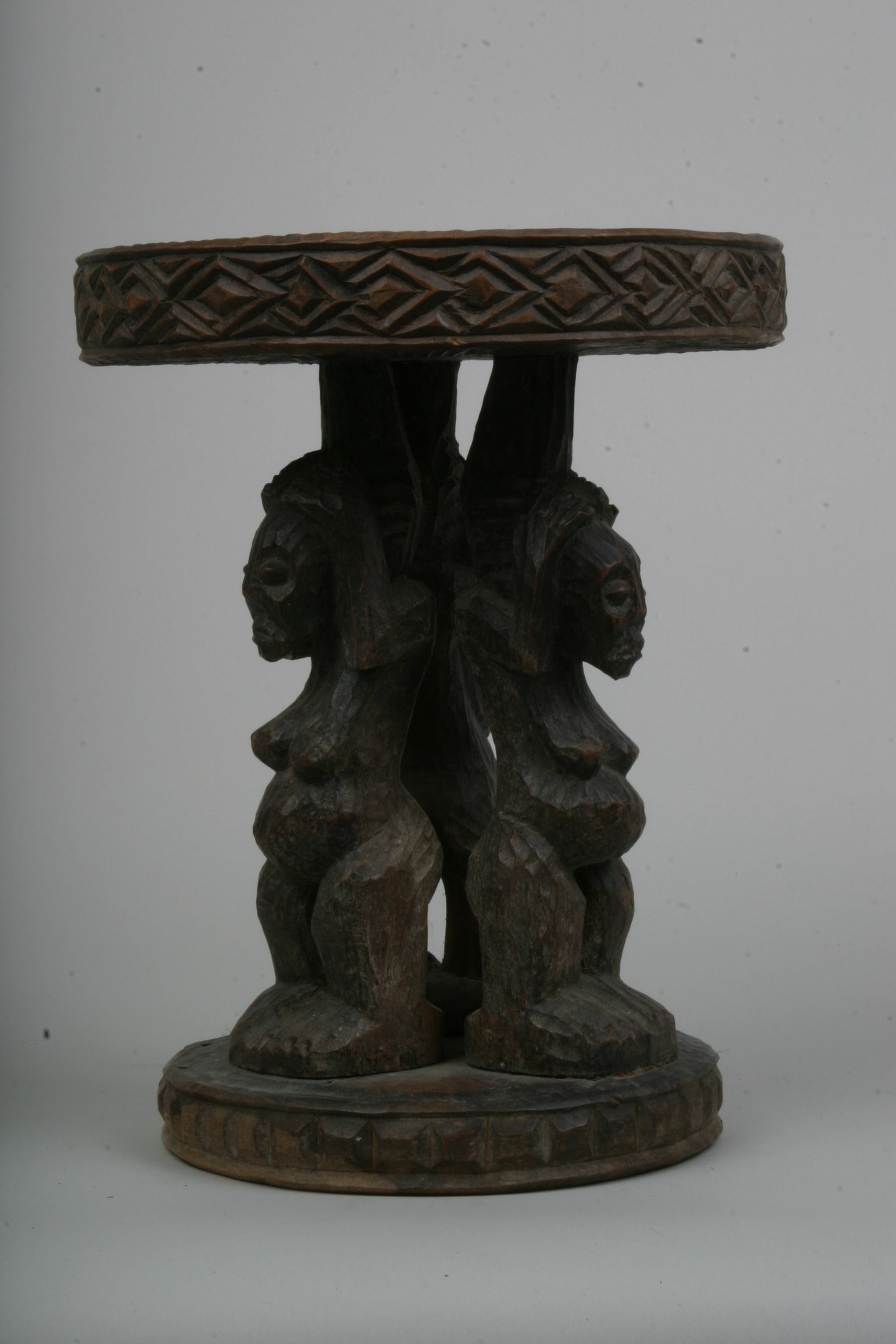 Bamun (Tabouret), d`afrique : cameroun, statuette Bamun (Tabouret), masque ancien africain Bamun (Tabouret), art du cameroun - Art Africain, collection privées Belgique. Statue africaine de la tribu des Bamun (Tabouret), provenant du cameroun, 790/428.Siège Bamoun h.30cm..trois personnes se tenant debout et soutenant le plateau du haut avec les bras tendus..bois brut.1ère moitié du 20eme sc(Nafaya). art,culture,masque,statue,statuette,pot,ivoire,exposition,expo,masque original,masques,statues,statuettes,pots,expositions,expo,masques originaux,collectionneur d`art,art africain,culture africaine,masque africain,statue africaine,statuette africaine,pot africain,ivoire africain,exposition africain,expo africain,masque origina africainl,masques africains,statues africaines,statuettes africaines,pots africains,expositions africaines,expo africaines,masques originaux  africains,collectionneur d`art africain