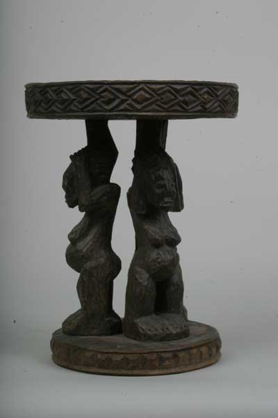 Bamun (Tabouret), d`afrique : cameroun, statuette Bamun (Tabouret), masque ancien africain Bamun (Tabouret), art du cameroun - Art Africain, collection privées Belgique. Statue africaine de la tribu des Bamun (Tabouret), provenant du cameroun, 790/428.Siège Bamoun h.30cm..trois personnes se tenant debout et soutenant le plateau du haut avec les bras tendus..bois brut.1ère moitié du 20eme sc(Nafaya). art,culture,masque,statue,statuette,pot,ivoire,exposition,expo,masque original,masques,statues,statuettes,pots,expositions,expo,masques originaux,collectionneur d`art,art africain,culture africaine,masque africain,statue africaine,statuette africaine,pot africain,ivoire africain,exposition africain,expo africain,masque origina africainl,masques africains,statues africaines,statuettes africaines,pots africains,expositions africaines,expo africaines,masques originaux  africains,collectionneur d`art africain