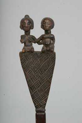 Hemba ((canne), d`afrique : Rép. dém. Congo (Zaire), statuette Hemba ((canne), masque ancien africain Hemba ((canne), art du Rép. dém. Congo (Zaire) - Art Africain, collection privées Belgique. Statue africaine de la tribu des Hemba ((canne), provenant du Rép. dém. Congo (Zaire), (804)Canne de chef Hemba h.77cm.symbole de pouvoir,représentant le chef et son épouse.
agenouillés l