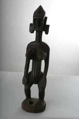 bambara (statue), d`afrique : Mali, statuette bambara (statue), masque ancien africain bambara (statue), art du Mali - Art Africain, collection privées Belgique. Statue africaine de la tribu des bambara (statue), provenant du Mali, (819)Ancienne statue Bambara,appelée dyonyeni,trouvée au village de Baniku dans la région de Béliko.Statue féminine debout ayant des traits géométriques et de grands seins,h70 cm.,utilisée par les forgerons de la société Dyo durant les dances célébrant la fin des cérémonies d
