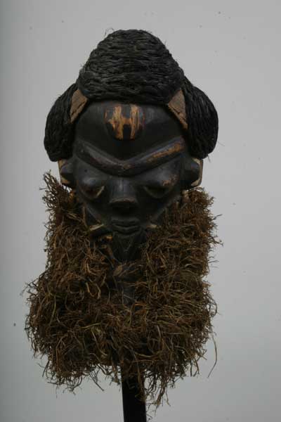 Pende (masque), d`afrique : Rép. dém. Congo (Zaire), statuette Pende (masque), masque ancien africain Pende (masque), art du Rép. dém. Congo (Zaire) - Art Africain, collection privées Belgique. Statue africaine de la tribu des Pende (masque), provenant du Rép. dém. Congo (Zaire), 833.Masque Mbuya Pende occidental à longue barbe appelé kiwoyo-muyombo h;35 cm. bois,tissus végétal,pigments noir ,kaolin,
barbe en raffia 1ère moitié du 20 eme sc. (Minga)

Mbuya Pende masker 35cm.h.met zwart aangezicht en lange baard,kiwoyo Muyonbo genaamd 1ste helft 20ste eeuw.hout,haartooi met vezels,raphia baard,kaolin.





. art,culture,masque,statue,statuette,pot,ivoire,exposition,expo,masque original,masques,statues,statuettes,pots,expositions,expo,masques originaux,collectionneur d`art,art africain,culture africaine,masque africain,statue africaine,statuette africaine,pot africain,ivoire africain,exposition africain,expo africain,masque origina africainl,masques africains,statues africaines,statuettes africaines,pots africains,expositions africaines,expo africaines,masques originaux  africains,collectionneur d`art africain