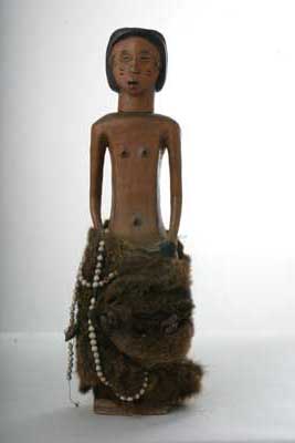 Lwena (Statue), d`afrique : Rép.démoncratique du Congo., statuette Lwena (Statue), masque ancien africain Lwena (Statue), art du Rép.démoncratique du Congo. - Art Africain, collection privées Belgique. Statue africaine de la tribu des Lwena (Statue), provenant du Rép.démoncratique du Congo., 10/163.Statue Lwena,représentant une femme gardien des esprits.Les statues Lwena sont 
le plus souvent de couleur miel avec des applications noires.Certaines figures,comme celle-çi sont chargées avec des matériaux symboliques.Une peau sauvage(civette?),un long collier de perles fait avec des coquilles.On sent une influence tchokwe dans le style.Les Lwena sont matrilinéaires.
Bois clair,Les cheveux,les tétons,le nombril,les mains et le bas ventre sont teités en noir.1ère moitié du 20eme sc.(Minga)

Lwena beeld:Het stelt een vrouw voor die waker is over de geesten.De Lwena beelden hebben dikwijls een honingskleur met zwarte decoraties.Ze ondergaan de invloed van de Tchokwe.Dit beeld draagt wilde vellen en een parelsnoer.bij de lwena is de opvolging vrouwelijk.1ste helft 20ste eeuw.
















. art,culture,masque,statue,statuette,pot,ivoire,exposition,expo,masque original,masques,statues,statuettes,pots,expositions,expo,masques originaux,collectionneur d`art,art africain,culture africaine,masque africain,statue africaine,statuette africaine,pot africain,ivoire africain,exposition africain,expo africain,masque origina africainl,masques africains,statues africaines,statuettes africaines,pots africains,expositions africaines,expo africaines,masques originaux  africains,collectionneur d`art africain