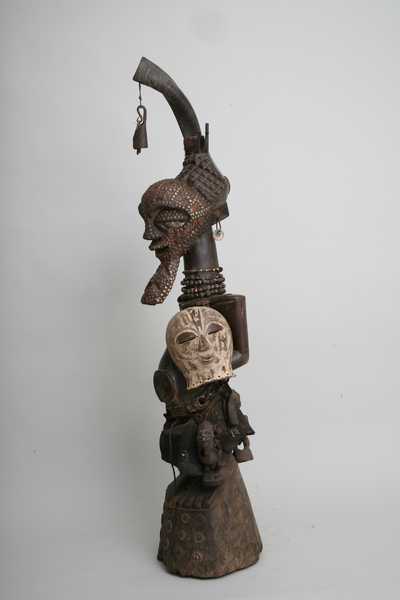 Songyé (statue), d`afrique : république dém. du Congo., statuette Songyé (statue), masque ancien africain Songyé (statue), art du république dém. du Congo. - Art Africain, collection privées Belgique. Statue africaine de la tribu des Songyé (statue), provenant du république dém. du Congo., 1003/59.Statue fétiche Songyé h102cm.+24cm. de corne.Homme debout sur un socle rond,un long cou et les mains posés sur l