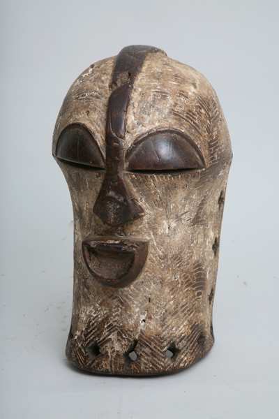 songye(masque), d`afrique : république dém. du Congo., statuette songye(masque), masque ancien africain songye(masque), art du république dém. du Congo. - Art Africain, collection privées Belgique. Statue africaine de la tribu des songye(masque), provenant du république dém. du Congo., 1004/61. Très ancien masque Songyé féminin de haute qualité h.40cm.Le nez prolongé avec la crête,les paupières et la bouche  sont restés en bois naturel.Son visage qui est fait avec des scarifications linéaires incisées est recouvert de pembe(Kaolin blanc).Chez les Songye le masque féminin était le premier a être sculpté dans chaque nouvelle société Bwadi.Il incarne la continuité,la procréation ,l