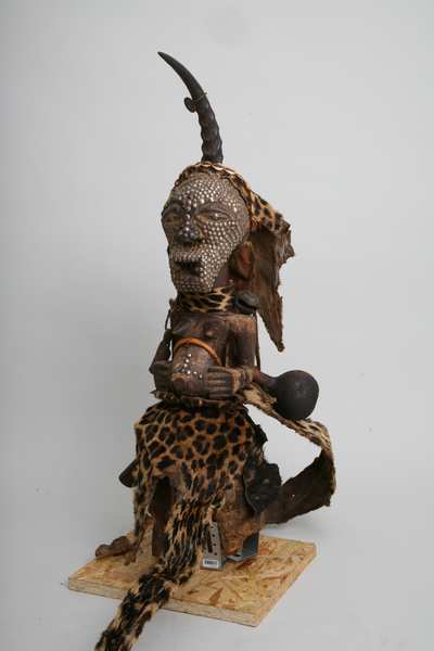 Songyé (statue), d`afrique : république dém. du Congo., statuette Songyé (statue), masque ancien africain Songyé (statue), art du république dém. du Congo. - Art Africain, collection privées Belgique. Statue africaine de la tribu des Songyé (statue), provenant du république dém. du Congo., 1005/62.Statue Songyé h.75cm+16cm de corne bois ,fer, clous ,ancienne monnaie,peau de léopard,calebasse,ivoire.,fibres et matières magiques.statue feminine,les mains posés sur l