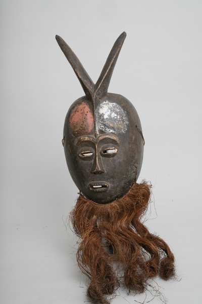 Nyindu (Lega)masque, d`afrique : république dém. du Congo., statuette Nyindu (Lega)masque, masque ancien africain Nyindu (Lega)masque, art du république dém. du Congo. - Art Africain, collection privées Belgique. Statue africaine de la tribu des Nyindu (Lega)masque, provenant du république dém. du Congo., 1009.masque antropomorphic (du Maniema = mabinza)h30cm+19cm de cornes ; bois,fibres, peinture au tekula(rouge)et kaolin(blanc), figuration d