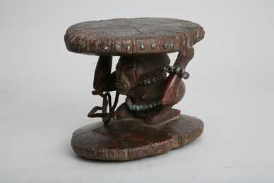 Songye(tabouret), d`afrique : république dém. du Congo., statuette Songye(tabouret), masque ancien africain Songye(tabouret), art du république dém. du Congo. - Art Africain, collection privées Belgique. Statue africaine de la tribu des Songye(tabouret), provenant du république dém. du Congo., 1023/82. Petit siège cariatide Songye h.17cm.  bois,perles anciennes,clous,fibres.19eme, début du 20eme sc.(Minga). art,culture,masque,statue,statuette,pot,ivoire,exposition,expo,masque original,masques,statues,statuettes,pots,expositions,expo,masques originaux,collectionneur d`art,art africain,culture africaine,masque africain,statue africaine,statuette africaine,pot africain,ivoire africain,exposition africain,expo africain,masque origina africainl,masques africains,statues africaines,statuettes africaines,pots africains,expositions africaines,expo africaines,masques originaux  africains,collectionneur d`art africain