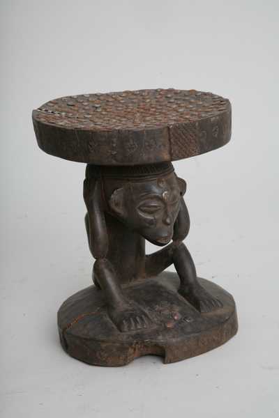 Luwena(tabouret), d`afrique : république dém. du Congo., statuette Luwena(tabouret), masque ancien africain Luwena(tabouret), art du république dém. du Congo. - Art Africain, collection privées Belgique. Statue africaine de la tribu des Luwena(tabouret), provenant du république dém. du Congo., 1024/83.Petit siège Luwena représentant le pleurant,bois,clous,fer h22cm.très ancien.
début du 20eme sc.(Minga). art,culture,masque,statue,statuette,pot,ivoire,exposition,expo,masque original,masques,statues,statuettes,pots,expositions,expo,masques originaux,collectionneur d`art,art africain,culture africaine,masque africain,statue africaine,statuette africaine,pot africain,ivoire africain,exposition africain,expo africain,masque origina africainl,masques africains,statues africaines,statuettes africaines,pots africains,expositions africaines,expo africaines,masques originaux  africains,collectionneur d`art africain