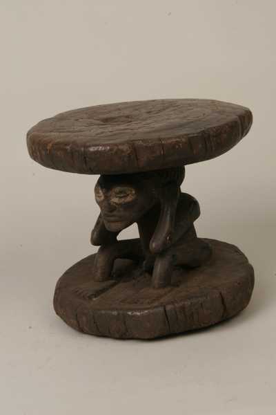 tchokwe(tabouret), d`afrique : république dém. du Congo., statuette tchokwe(tabouret), masque ancien africain tchokwe(tabouret), art du république dém. du Congo. - Art Africain, collection privées Belgique. Statue africaine de la tribu des tchokwe(tabouret), provenant du république dém. du Congo., 1025/84. Petit siège cariatide tshokwé h.20cm. bois,patine noire,caolin autour des yeux. Très vieille patine foncée.Ce siège représente le pleureur.Très ancienne patine.19eme sc.,début du 20eme sc.(Minga)

Tchokwe:kleine caryatide stoel 20cm.h.Die de wener voorstelt.Heel oude stoel met donkere patina ,de ogen wit .Hij zit met zijn ellebogen op zijn knieën te wenen.19de
begin 20ste eeuw.








. art,culture,masque,statue,statuette,pot,ivoire,exposition,expo,masque original,masques,statues,statuettes,pots,expositions,expo,masques originaux,collectionneur d`art,art africain,culture africaine,masque africain,statue africaine,statuette africaine,pot africain,ivoire africain,exposition africain,expo africain,masque origina africainl,masques africains,statues africaines,statuettes africaines,pots africains,expositions africaines,expo africaines,masques originaux  africains,collectionneur d`art africain