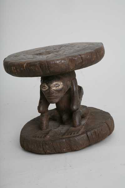 tchokwe(tabouret), d`afrique : république dém. du Congo., statuette tchokwe(tabouret), masque ancien africain tchokwe(tabouret), art du république dém. du Congo. - Art Africain, collection privées Belgique. Statue africaine de la tribu des tchokwe(tabouret), provenant du république dém. du Congo., 1025/84. Petit siège cariatide tshokwé h.20cm. bois,patine noire,caolin autour des yeux. Très vieille patine foncée.Ce siège représente le pleureur.Très ancienne patine.19eme sc.,début du 20eme sc.(Minga)

Tchokwe:kleine caryatide stoel 20cm.h.Die de wener voorstelt.Heel oude stoel met donkere patina ,de ogen wit .Hij zit met zijn ellebogen op zijn knieën te wenen.19de
begin 20ste eeuw.








. art,culture,masque,statue,statuette,pot,ivoire,exposition,expo,masque original,masques,statues,statuettes,pots,expositions,expo,masques originaux,collectionneur d`art,art africain,culture africaine,masque africain,statue africaine,statuette africaine,pot africain,ivoire africain,exposition africain,expo africain,masque origina africainl,masques africains,statues africaines,statuettes africaines,pots africains,expositions africaines,expo africaines,masques originaux  africains,collectionneur d`art africain