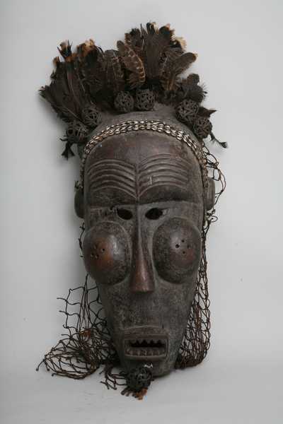 salampasu(masque), d`afrique : république dém. du Congo., statuette salampasu(masque), masque ancien africain salampasu(masque), art du république dém. du Congo. - Art Africain, collection privées Belgique. Statue africaine de la tribu des salampasu(masque), provenant du république dém. du Congo., 1026/87.Très grand masque Salampasu h.87cm.x44cm.(sans les plumes) bois,fibres, plumes, 3 rangées de cauries,une rangée de boules en rafia,des plumes et un filet qui n