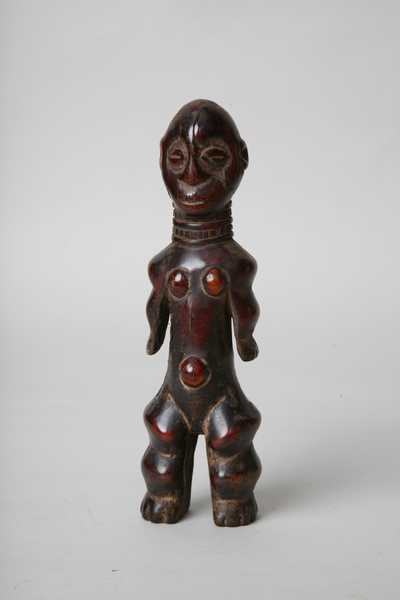 Iv.  Lega (statuette), d`afrique : Rép.dém. du Congo., statuette Iv.  Lega (statuette), masque ancien africain Iv.  Lega (statuette), art du Rép.dém. du Congo. - Art Africain, collection privées Belgique. Statue africaine de la tribu des Iv.  Lega (statuette), provenant du Rép.dém. du Congo., 1032/ Statuette Lega h.16,5cm.Très fine et bien travaillée.Patine très foncée.Tête ovoïde, cou trapu,torse aux bras en moignons détachés du corps.Les jambes fléchies. Petits yeux en grain de café,nez plat et petites oreilles.Elle porte des colliers, ce qui signifie qu