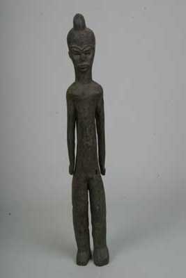 Lobi (statue), d`afrique : Burkina -Faso- Ghana, statuette Lobi (statue), masque ancien africain Lobi (statue), art du Burkina -Faso- Ghana - Art Africain, collection privées Belgique. Statue africaine de la tribu des Lobi (statue), provenant du Burkina -Faso- Ghana, 104/678.Statue Lobi H.91cm.(trouvé à Bouna)
Cette statue fait partie de la catégorie des statues Bateba,représentant les Thil,génies malfaisants,dont on cherche la protection par une dévotion quotidienne et des sacrifices.1ère moitié du 20eme sc. Bois,patine noire.Statue masculine debout, la tête est avec une crête,les yeux en amande,les bras sont le long du corps,un petit sexe. (Nafaya). art,culture,masque,statue,statuette,pot,ivoire,exposition,expo,masque original,masques,statues,statuettes,pots,expositions,expo,masques originaux,collectionneur d`art,art africain,culture africaine,masque africain,statue africaine,statuette africaine,pot africain,ivoire africain,exposition africain,expo africain,masque origina africainl,masques africains,statues africaines,statuettes africaines,pots africains,expositions africaines,expo africaines,masques originaux  africains,collectionneur d`art africain