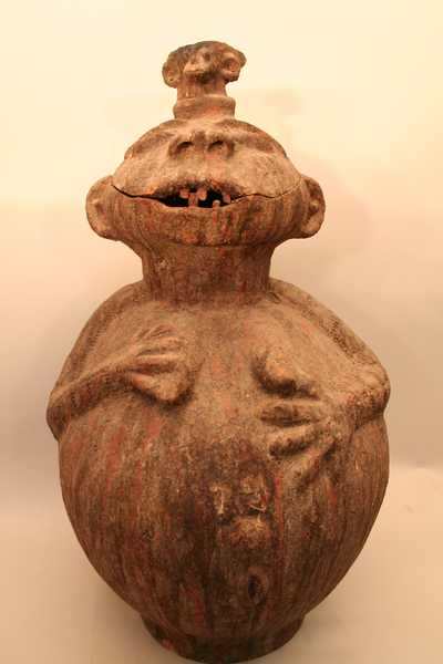  Tc.  Lobi (vase), d`afrique : Burkina -Faso-, statuette  Tc.  Lobi (vase), masque ancien africain  Tc.  Lobi (vase), art du Burkina -Faso- - Art Africain, collection privées Belgique. Statue africaine de la tribu des  Tc.  Lobi (vase), provenant du Burkina -Faso-, 1077/4081.Fétiche antropomorphe Lobi en terrre cuite,trouvé à Koudougou près de Wangoulo,au Burkina Faso.Ce fétiche est utilisé pour les cérémonies des donzo,les chasseurs sorciers.Il est mis au milieu du village.Seulement les Donzo peuvent danser
autour.Il est rempli de boissons(vin de palme)et ils font des offrandes(des poulets)le plus souvent.La cérémonie se fait une fois l
