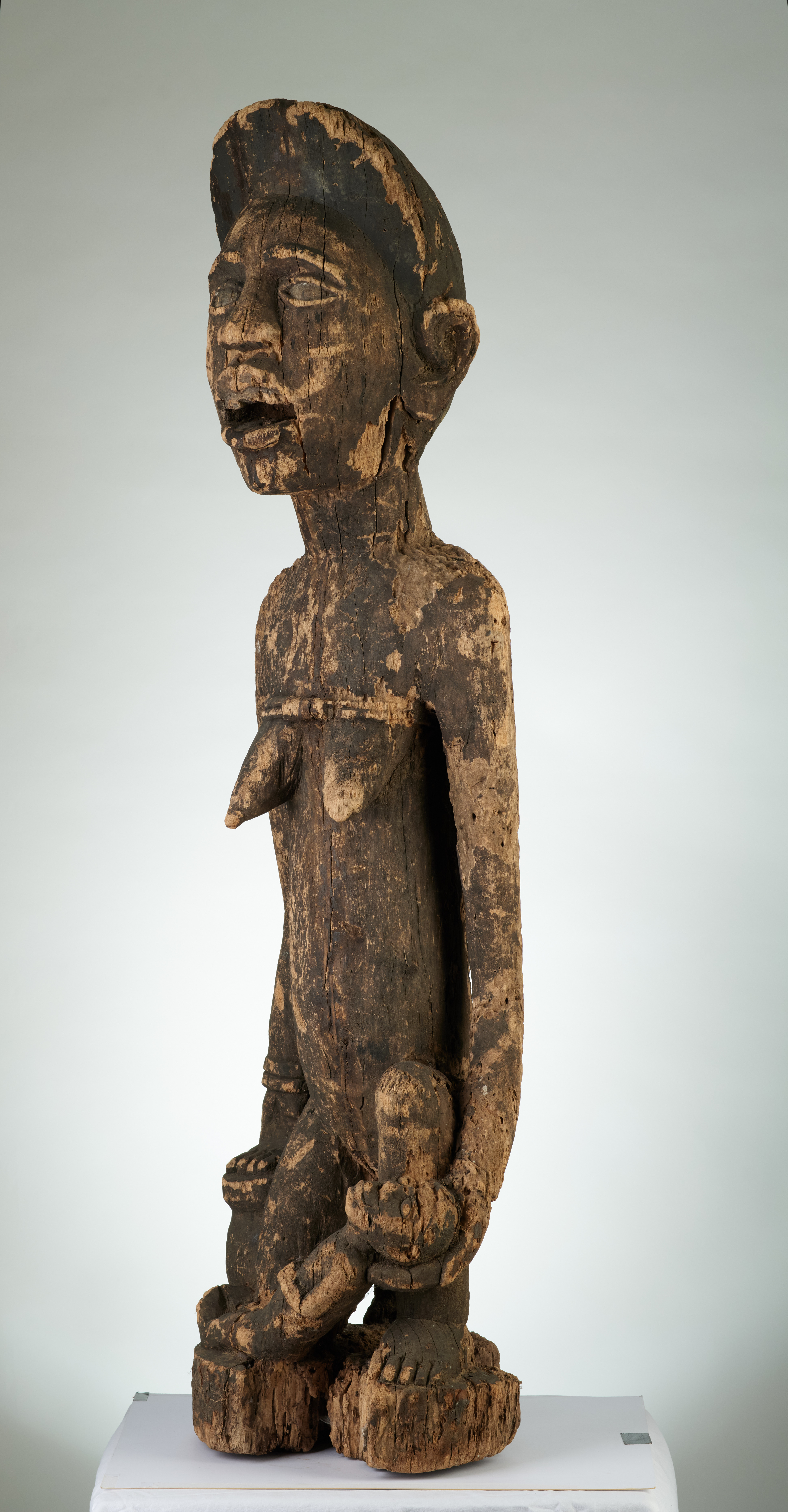 kongo(maternité), d`afrique : Rép.démoncratique du Congo., statuette kongo(maternité), masque ancien africain kongo(maternité), art du Rép.démoncratique du Congo. - Art Africain, collection privées Belgique. Statue africaine de la tribu des kongo(maternité), provenant du Rép.démoncratique du Congo., 1085/4114.Très ancienne et grande maternité Bas-Kongo(Mayombe) appelée pfemba, représentant une ancêtre,la jambe droite agenouillée par terre,l