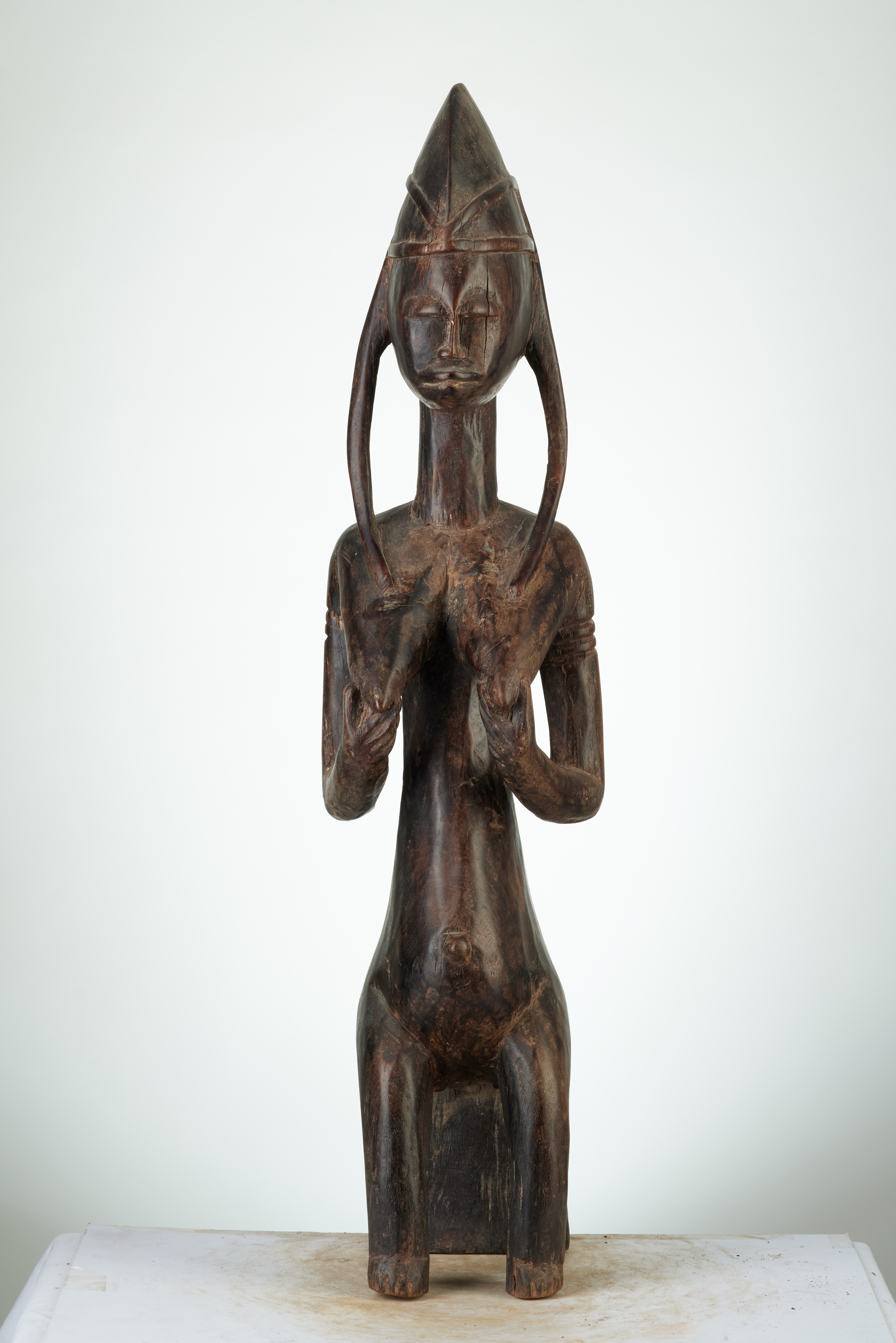 bambara (statue), d`afrique : Mali, statuette bambara (statue), masque ancien africain bambara (statue), art du Mali - Art Africain, collection privées Belgique. Statue africaine de la tribu des bambara (statue), provenant du Mali, 1115/4225.statue Bambara appelées guannyeyi.
statue de femme serviteur,assise se tenant les seins(ou parfois un récipient).Ces statues entouraient les deux statues guandoudou(la reine bambara)ou la masculine guantigui.bois H.72cm.1ère moitié du 20eme sc.(Nafaya)

Bambara beeld GUANNYEYI genaamd. Dienster vande Guandoudou beelden(koningin)of de guatigui (koning )Gewoonlijk hadden ze zware borsten.                     . art,culture,masque,statue,statuette,pot,ivoire,exposition,expo,masque original,masques,statues,statuettes,pots,expositions,expo,masques originaux,collectionneur d`art,art africain,culture africaine,masque africain,statue africaine,statuette africaine,pot africain,ivoire africain,exposition africain,expo africain,masque origina africainl,masques africains,statues africaines,statuettes africaines,pots africains,expositions africaines,expo africaines,masques originaux  africains,collectionneur d`art africain