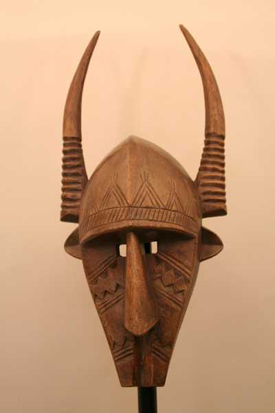 Bambara (masque) , d`afrique : Mali, statuette Bambara (masque) , masque ancien africain Bambara (masque) , art du Mali - Art Africain, collection privées Belgique. Statue africaine de la tribu des Bambara (masque) , provenant du Mali, 1116/4235.Masque Bambara de Style dit de Ségou,caractérisé par un visage plat,un nez
long,le front bombé et des scarifications  triangulaires,représentant une hyène ou un une antiloppe avec les grandes cornes.bois à patine brune et transparente:milieu du 20eme sc.
(Nafaya) . art,culture,masque,statue,statuette,pot,ivoire,exposition,expo,masque original,masques,statues,statuettes,pots,expositions,expo,masques originaux,collectionneur d`art,art africain,culture africaine,masque africain,statue africaine,statuette africaine,pot africain,ivoire africain,exposition africain,expo africain,masque origina africainl,masques africains,statues africaines,statuettes africaines,pots africains,expositions africaines,expo africaines,masques originaux  africains,collectionneur d`art africain